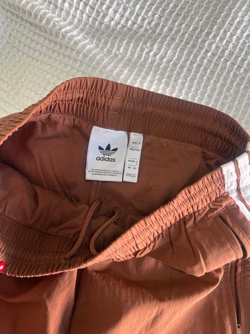 adidas ブラウン ジャージパンツ