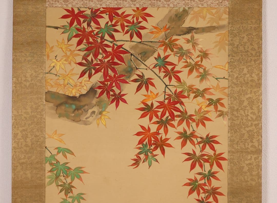 【模写】日本画 在銘 霞芳 紅葉 紅葉と鳥 絹本 掛軸 彩色 MB318
