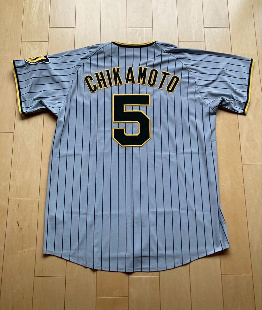 【美品】阪神タイガース　２枚セット　近本　前ホームビジターユニフォーム　Ｏサイズ