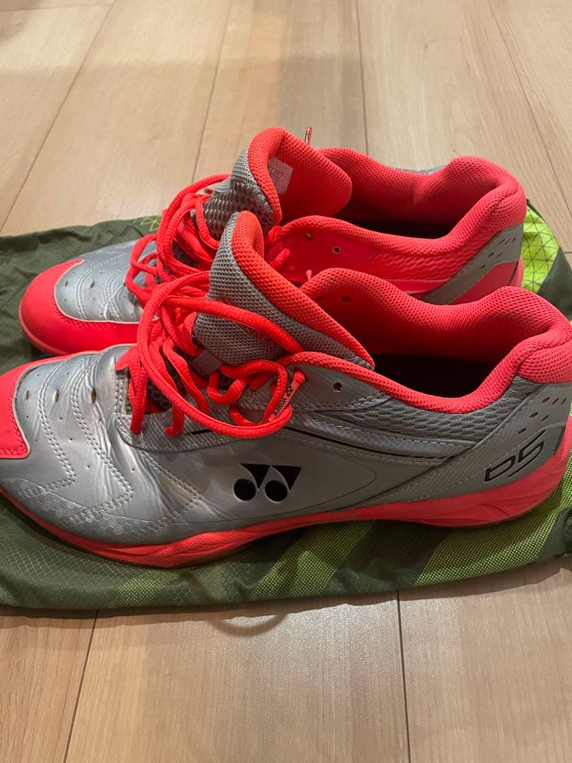 YONEX SHB-D5 バドミントンシューズ シルバー/レッド