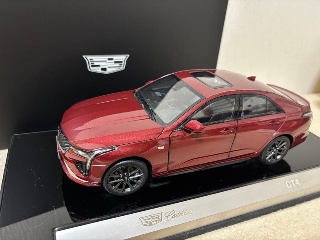 Cadillac CT4 1/18モデル ダイキャストカー