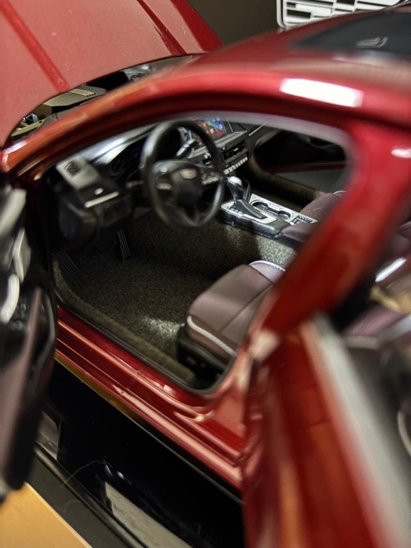 Cadillac CT4 1/18モデル ダイキャストカー