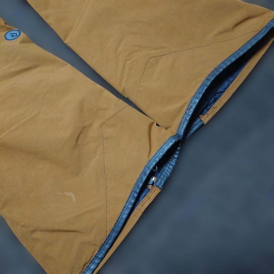 送料無料【VOLCOM】GORE-TEX キャメルスノボパンツ L