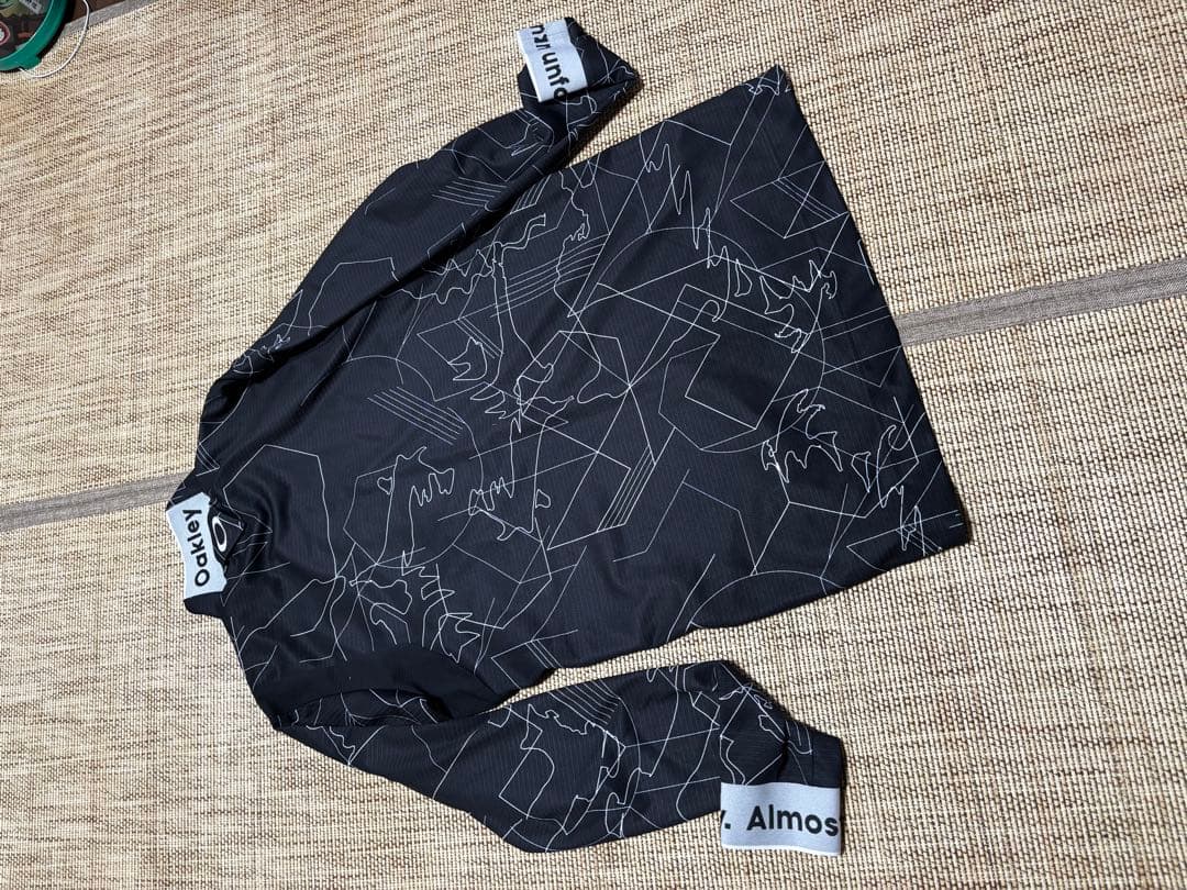 【ほぼ新品】オークリーメンズ 吸汗速乾モックネック 長袖シャツ