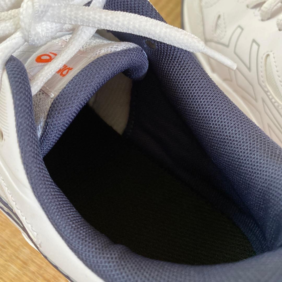 23.5㌢　試着のみ使用　ASICS バレーボールシューズ ホワイト