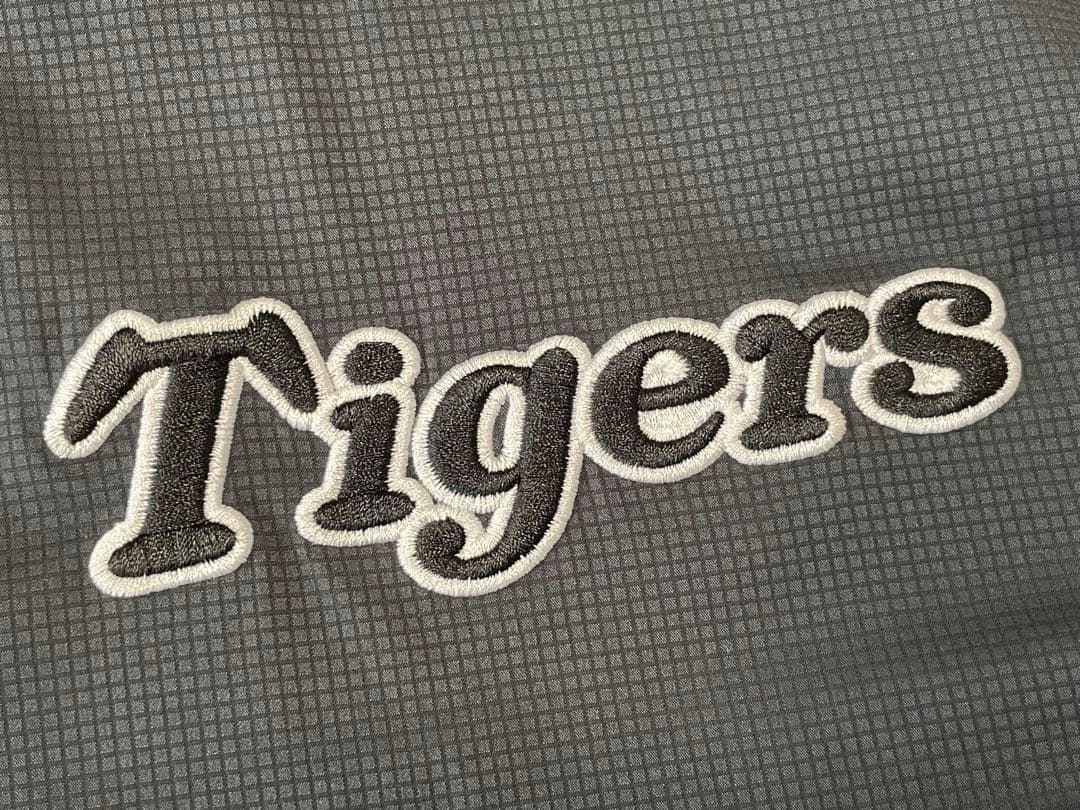阪神タイガース　2010年グランドコート　ミズノ　サイズＯ(XL)黒
