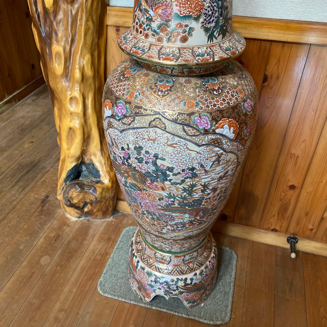 花柄装飾の陶器壺（蓋付き）