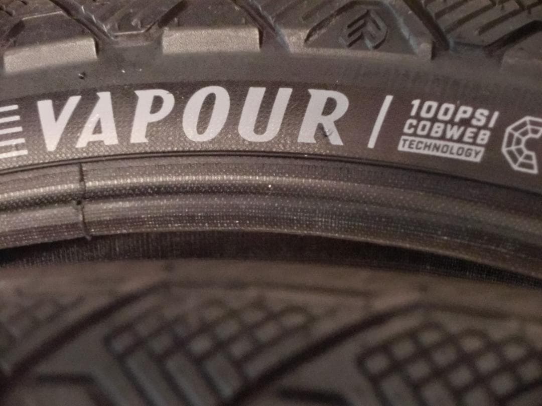 bmx Eclat Vapour Tire 100PSI 2.25×2本