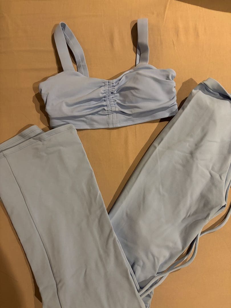 Alo Yoga AIRBRUSH CINCH セットアップ