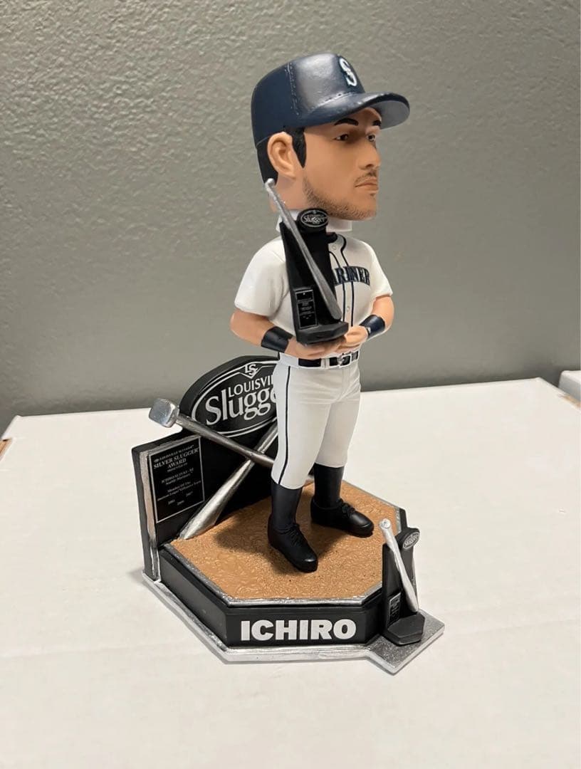 世界151体限定！イチロー球団認定シルバースラッガー賞、ボブル人形＋ギフト有