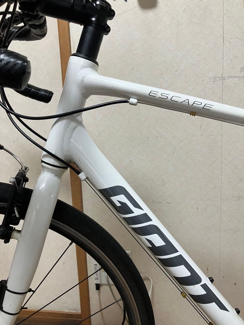GIANT ESCAPE R DROPホワイトクロスバイク 速度計、鍵付き