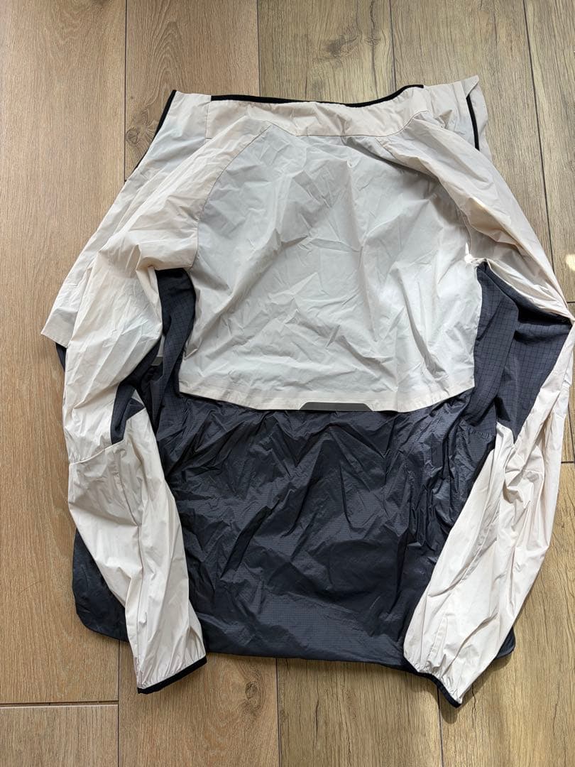 On Weather Jacket メンズXS(上) ウィメンズS(下・穴あり)