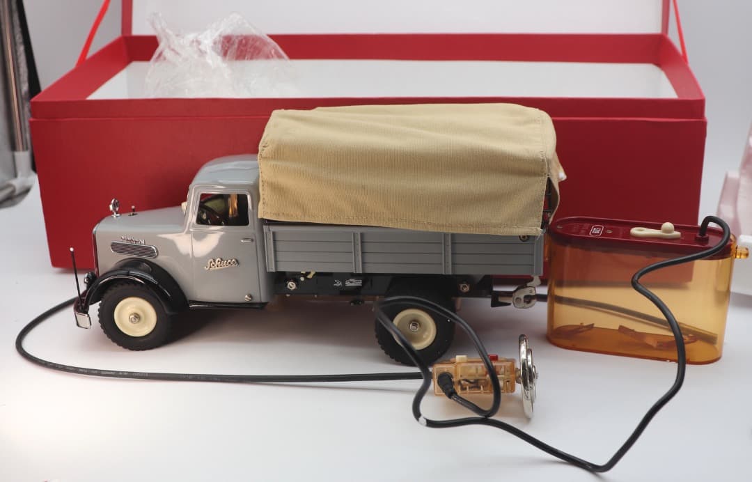 SCHUCO 2005 MAN F8 ホロ付きディーゼル・トラック 保管品