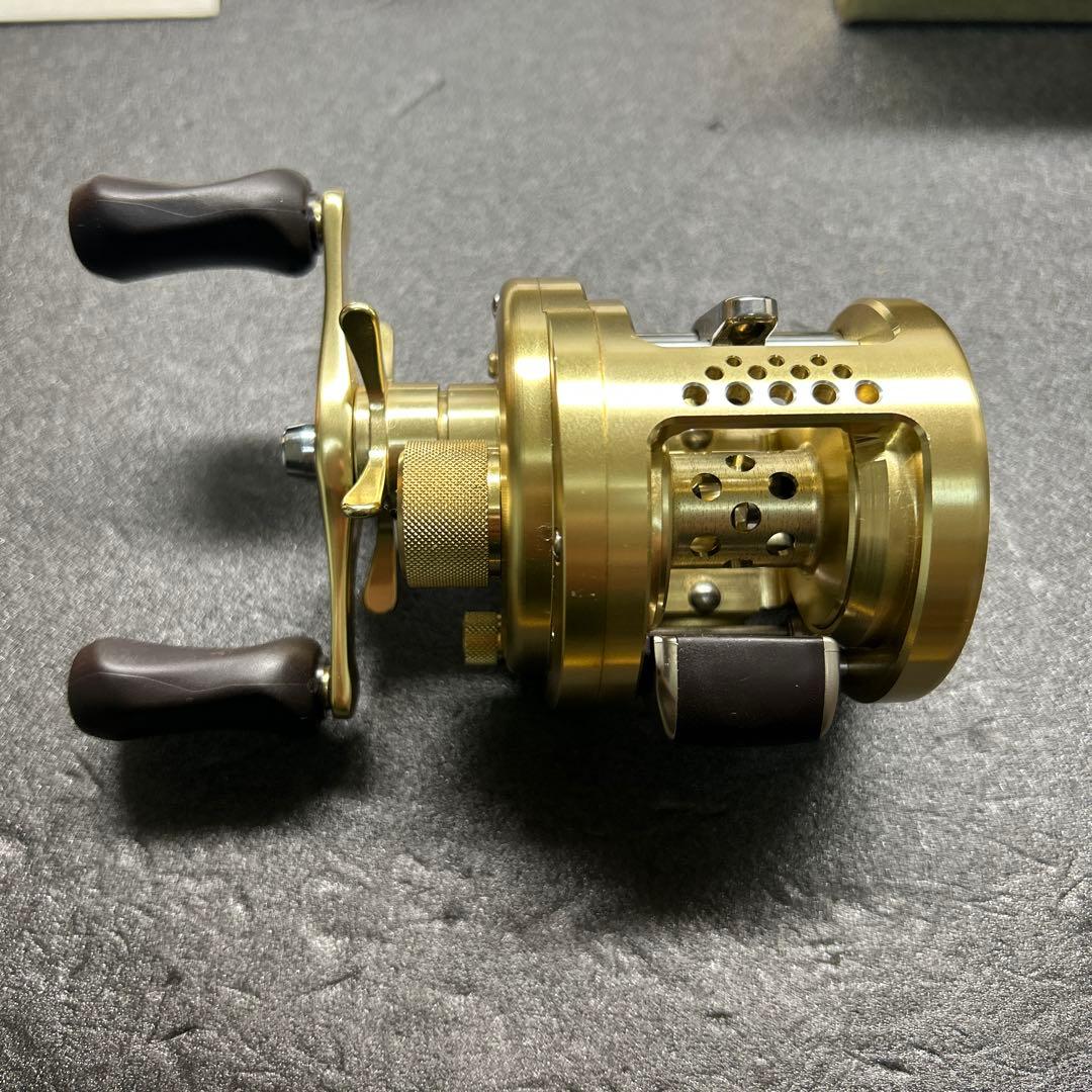 未使用美品　SHIMANO カルカッタコンクエスト101 RH443
