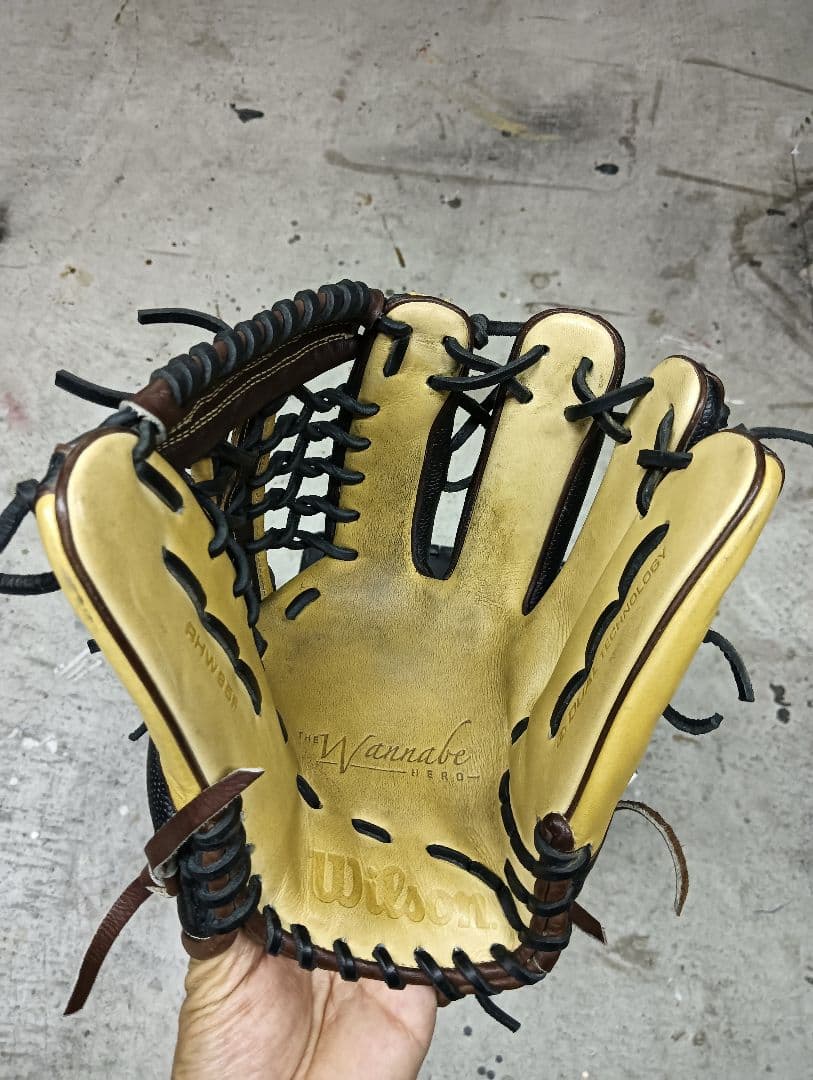 Wilson ワナビーヒーロー軟式用グローブ 黒/ベージュ