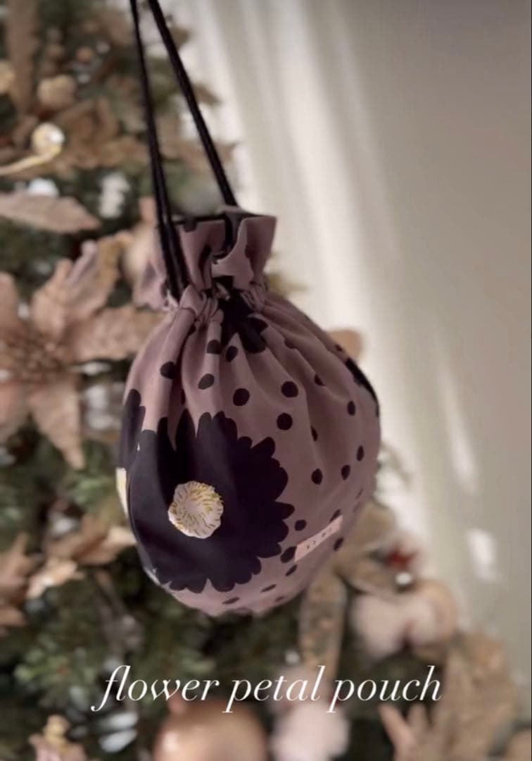 スティナ　花びらポーチ　ドット柄 花模様 巾着袋