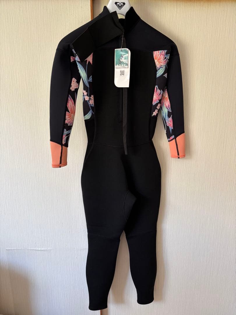 ROXY フルスーツ Sブラック 花柄　新品、タグ付き