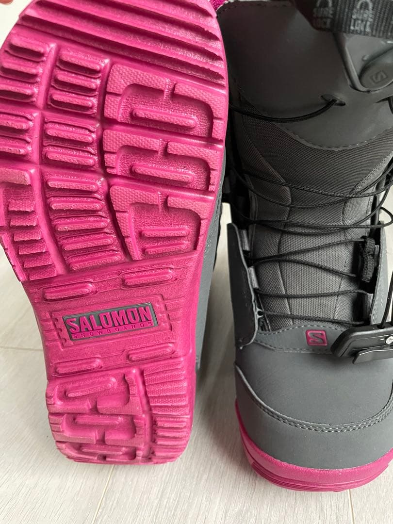 ゆ*ち様 SALOMON 女性用スノーボードブーツ グレー/ピンク