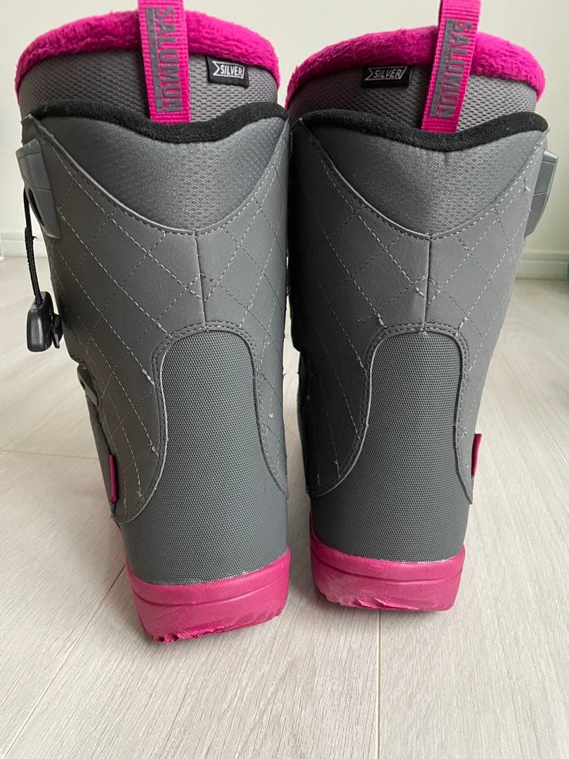 ゆ*ち様 SALOMON 女性用スノーボードブーツ グレー/ピンク