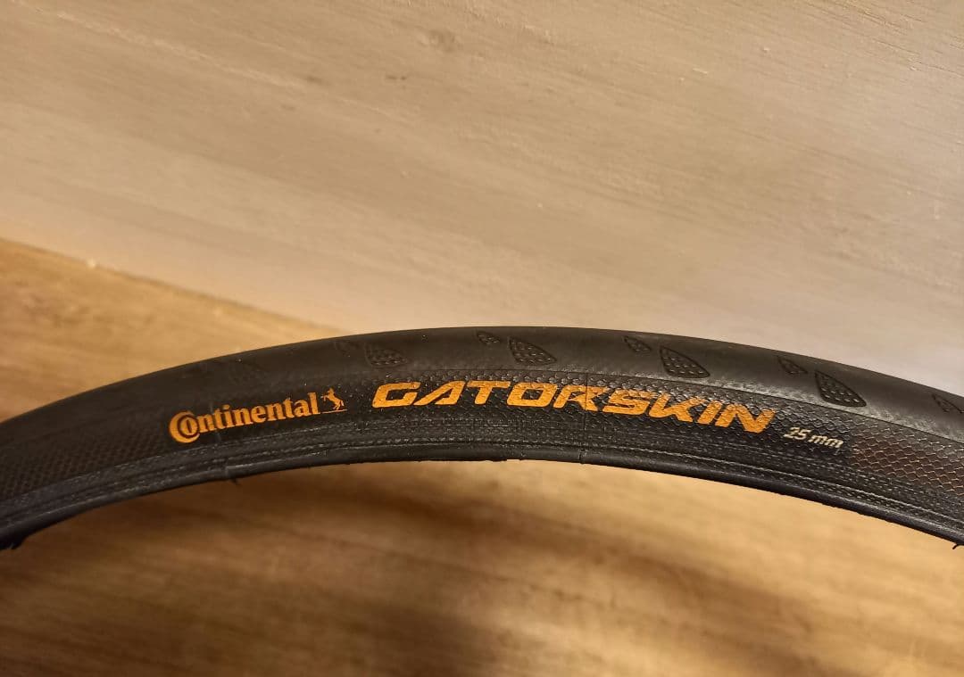 Continental Gatorskin 25 mm タイヤ　ゲータースキン