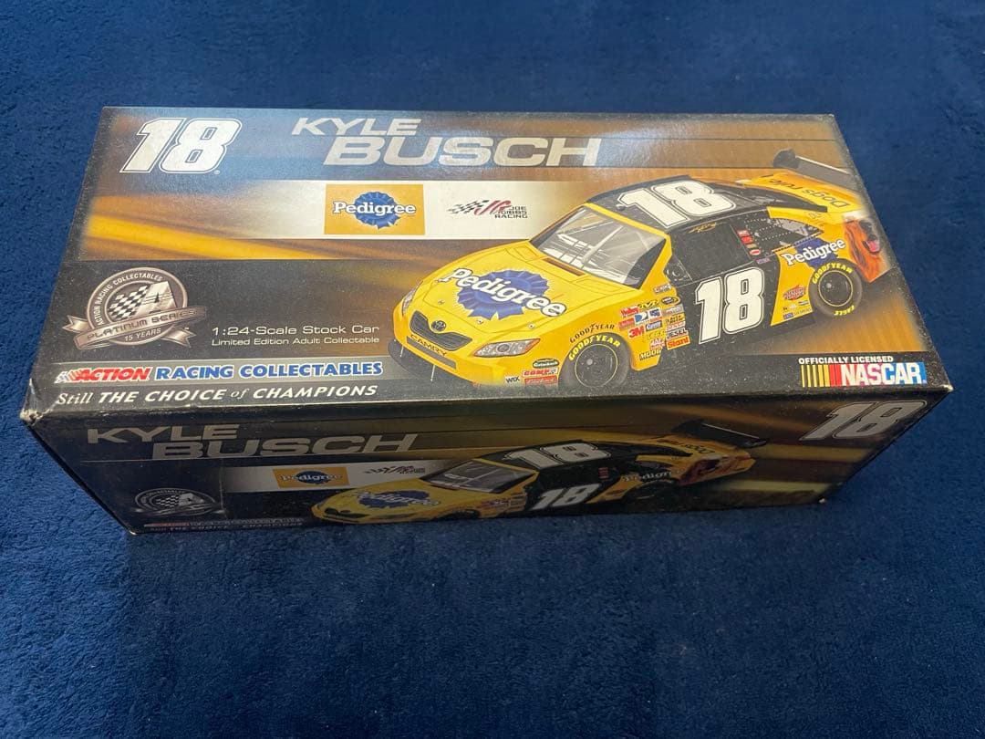 ミニカー KYLE BUSCH 2011 PEDIGREE 1/24 ACTION