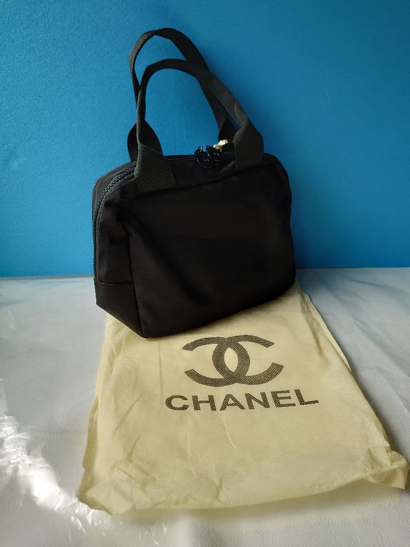 CHANEL　ノベルティ　ジッパー可愛いココマーク 　ブラックバッグ　チャーム付