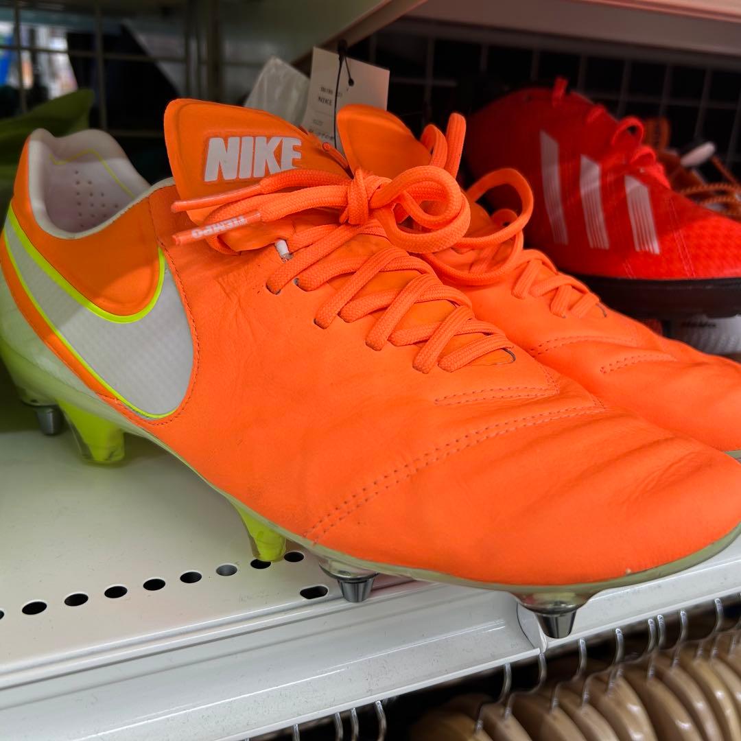 Nike サッカーシューズ オレンジ　ティエンポ