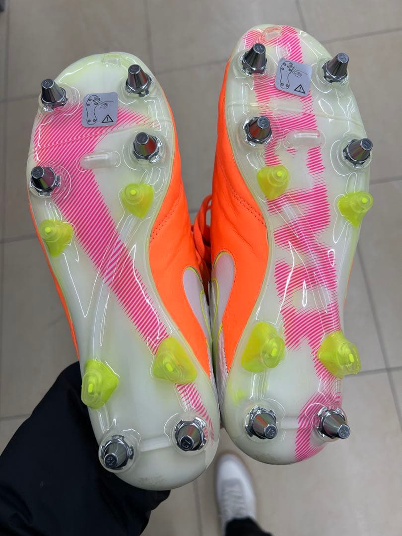 Nike サッカーシューズ オレンジ　ティエンポ