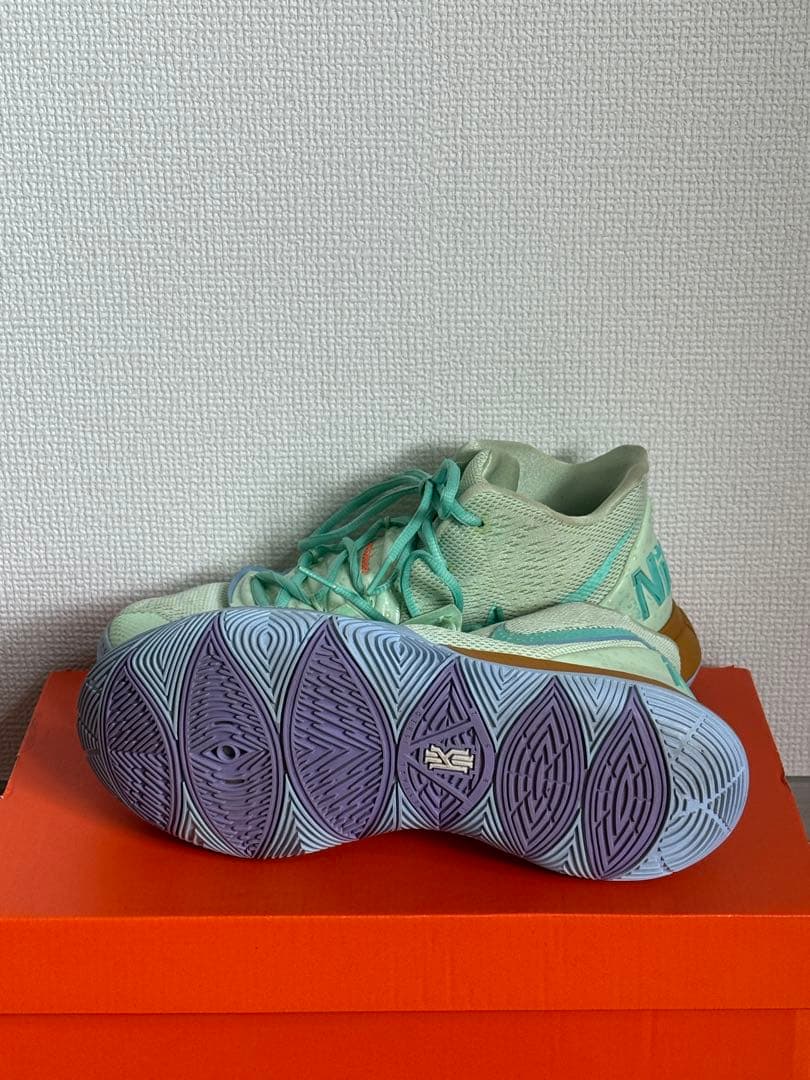 NIKE カイリー5スポンジボブ イカルド