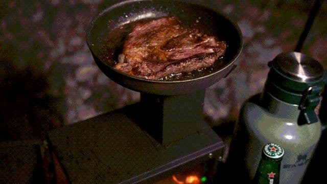 手軽に持ち運べてテーブルにも置けるコンパクトなミニ薪ストーブ