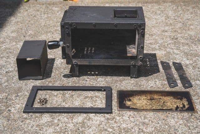 手軽に持ち運べてテーブルにも置けるコンパクトなミニ薪ストーブ