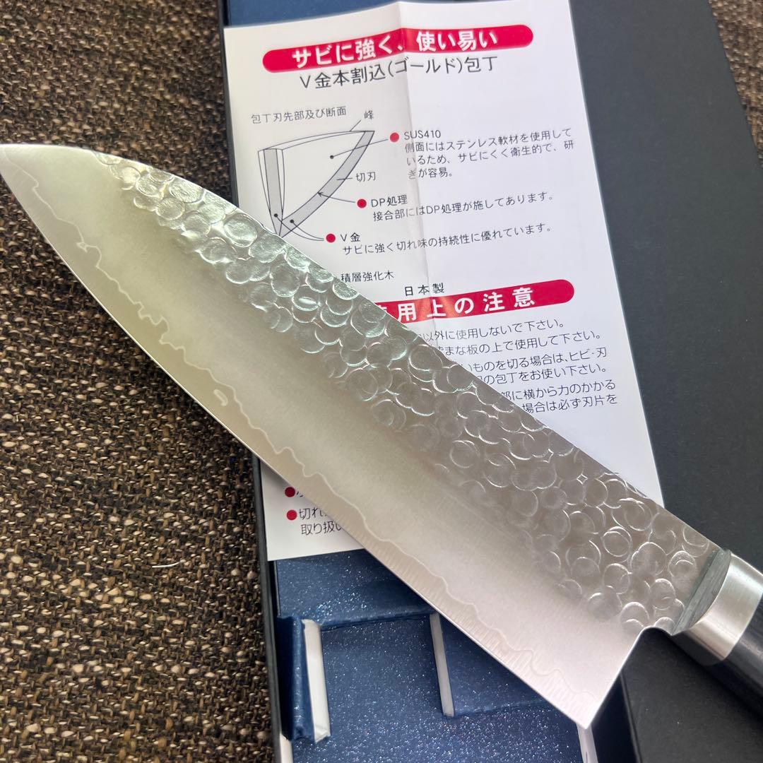 ★新品送料込★鎚目ステンレスゴールド鋼本割込三徳包丁165mm口金付黒柄