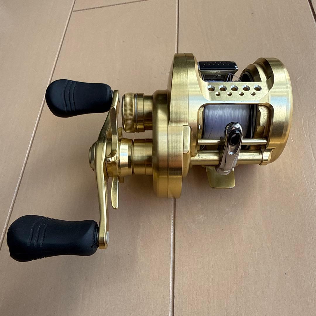 SHIMANO カルカッタコンクエスト200 ベイトリール ゴールド