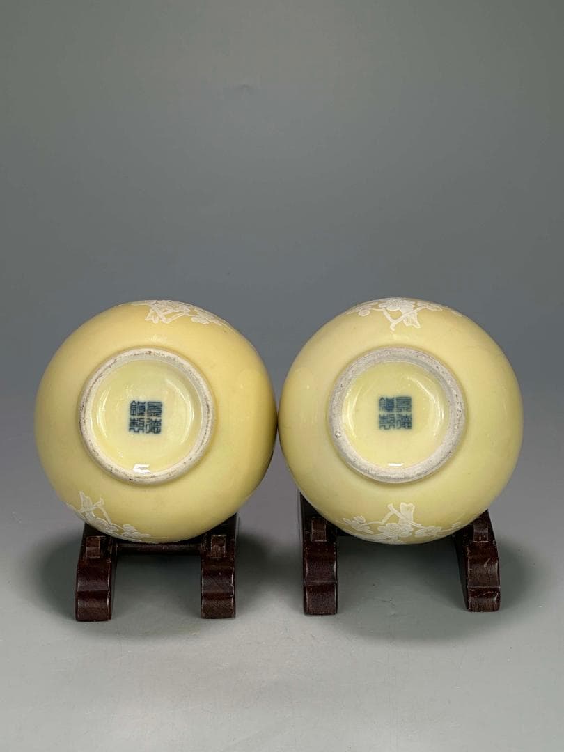 M25S29中国美術　景徳鎮製　黄地堆白梅文瓶　一対　花入　華道具　時代花器