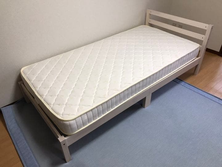 ベッドフレームと、マットレスです。