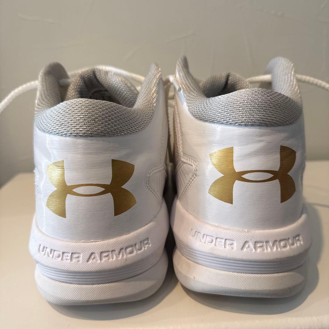 Under Armour バスケットボールシューズ ホワイト/ゴールド