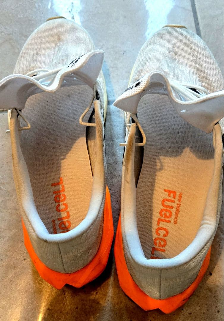 New Balance FuelCell ランニングシューズ ホワイト/オレンジ