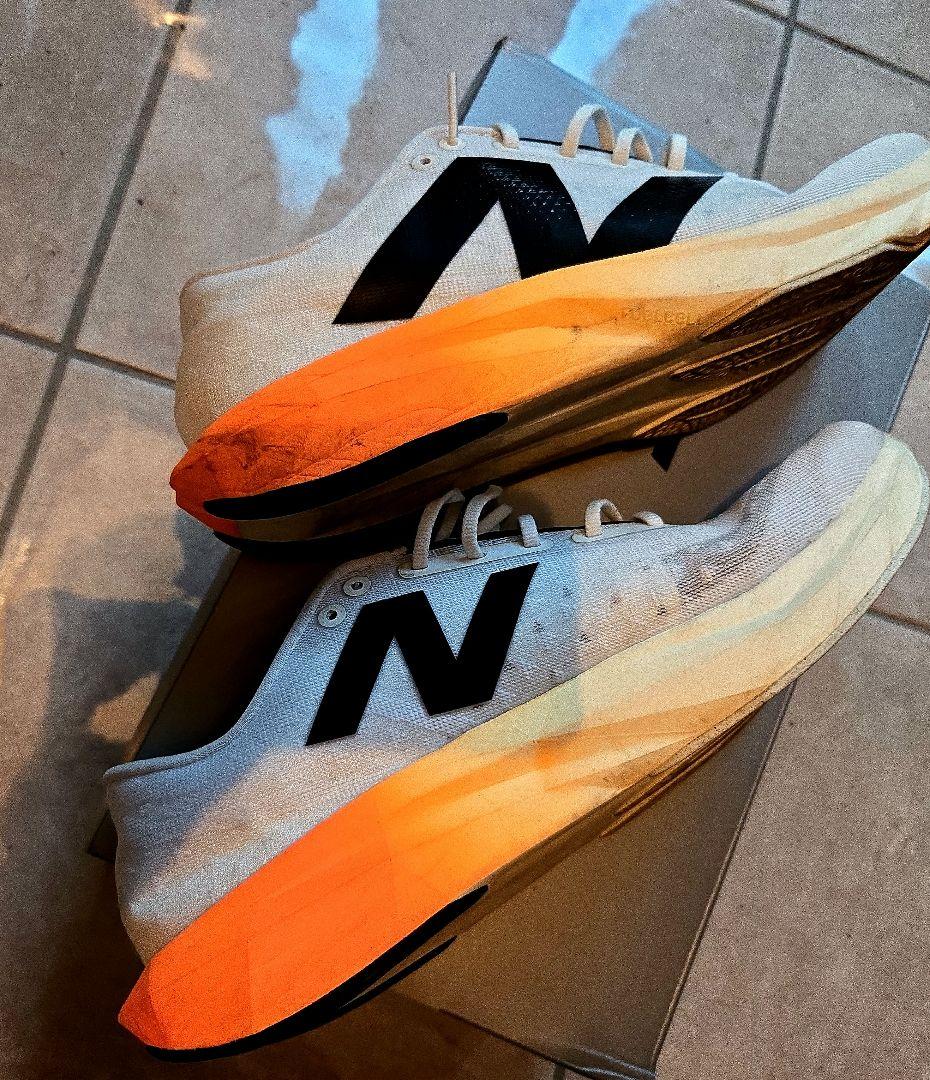 New Balance FuelCell ランニングシューズ ホワイト/オレンジ