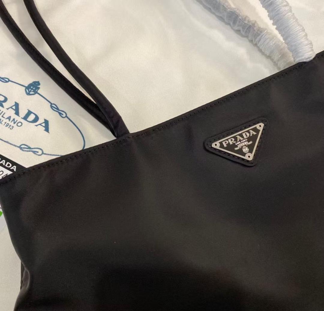 PRADA テスートナイロン トートバッグ 黒 軽くて使いやすい