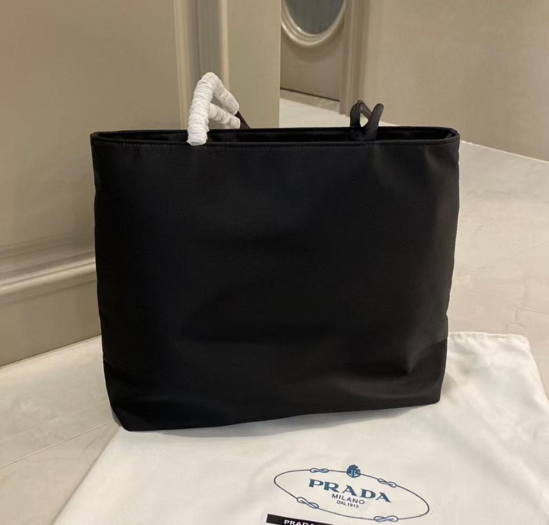 PRADA テスートナイロン トートバッグ 黒 軽くて使いやすい