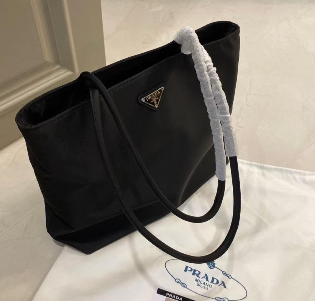 PRADA テスートナイロン トートバッグ 黒 軽くて使いやすい