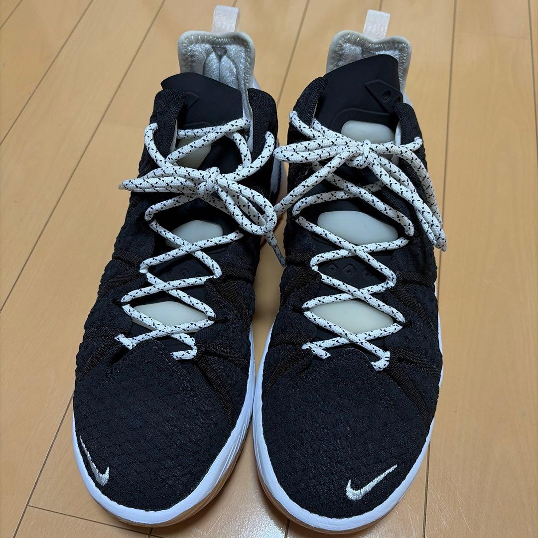 Nike バスケットボールシューズ ブラック/ホワイト　レブロン18