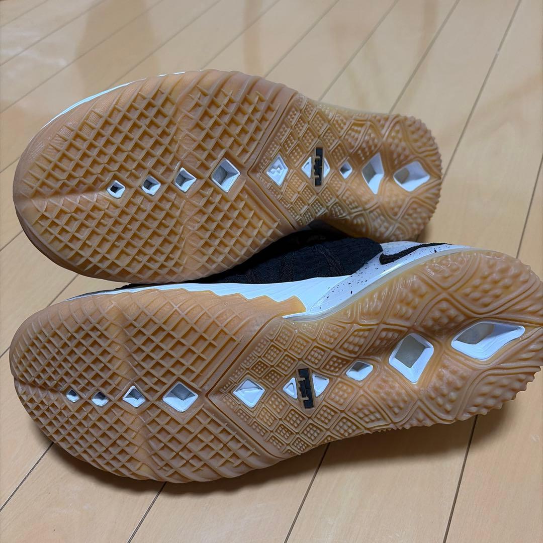 Nike バスケットボールシューズ ブラック/ホワイト　レブロン18