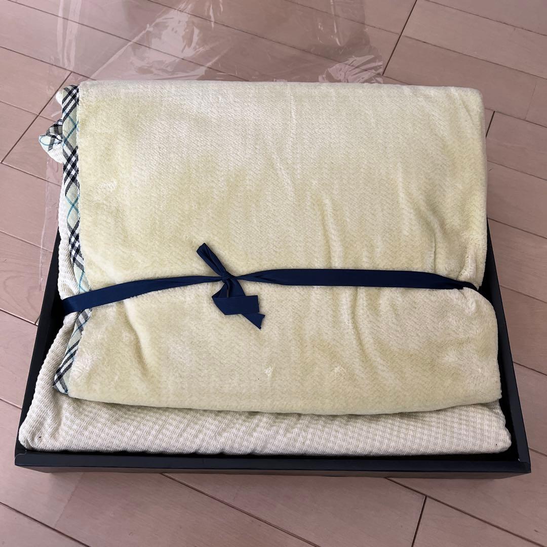 BURBERRYブラケットひざ掛けコットンブラン