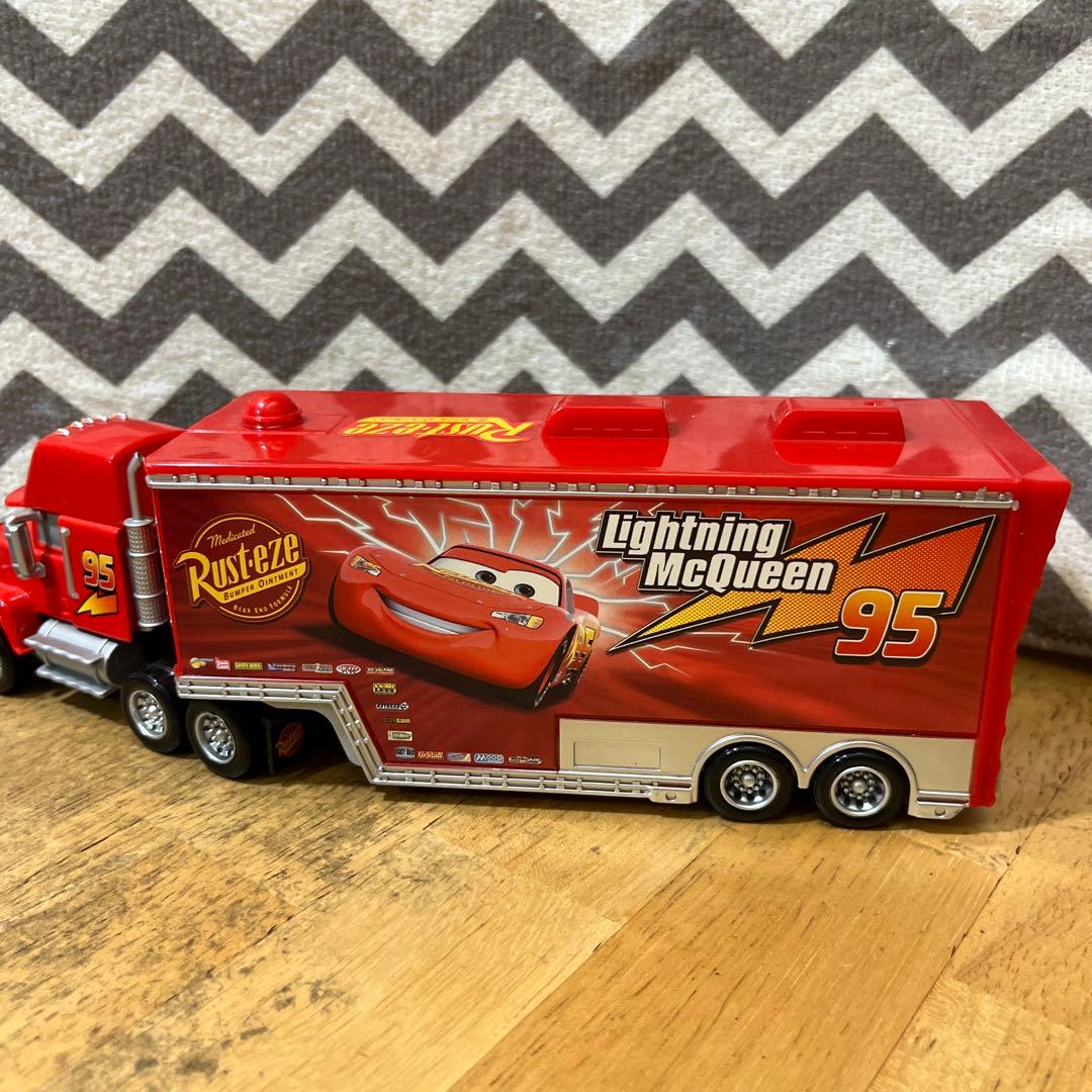 マテル　カーズLightning McQueen ハウラー、ピットクルーセット