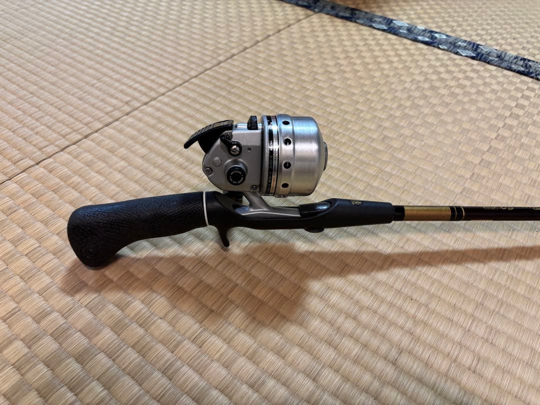 昭和レトロなルアー釣りセット クローズドフェイスリール&専用ロッド