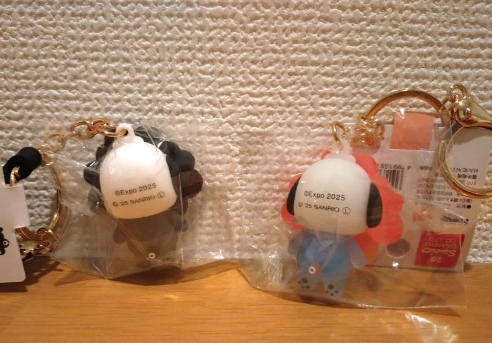 大阪関西万博　ミャクミャク サンリオ なりきり キーホルダー　ブラック　クリア