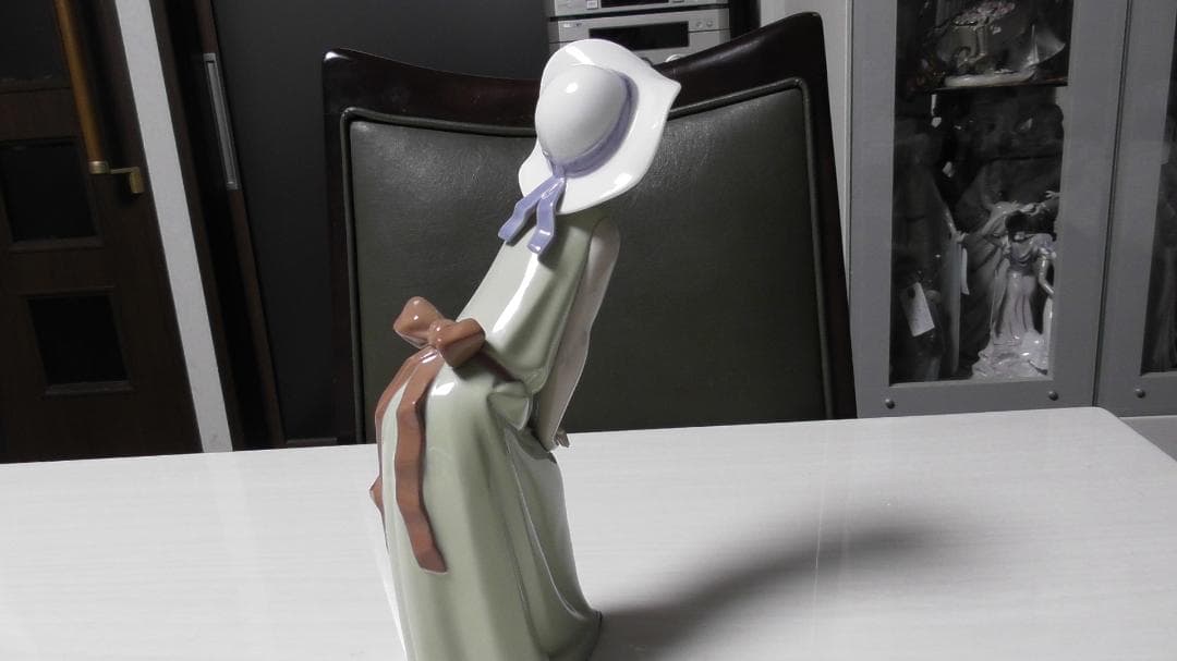 LLADRO　リヤドロ　【若草色の少女(鏡の前で)】4　リアドロ　Ｌ336