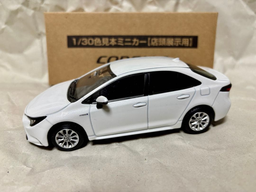 カローラ　カラーサンプル ミニカー　ホワイトパールクリスタルシャイン　専用箱付