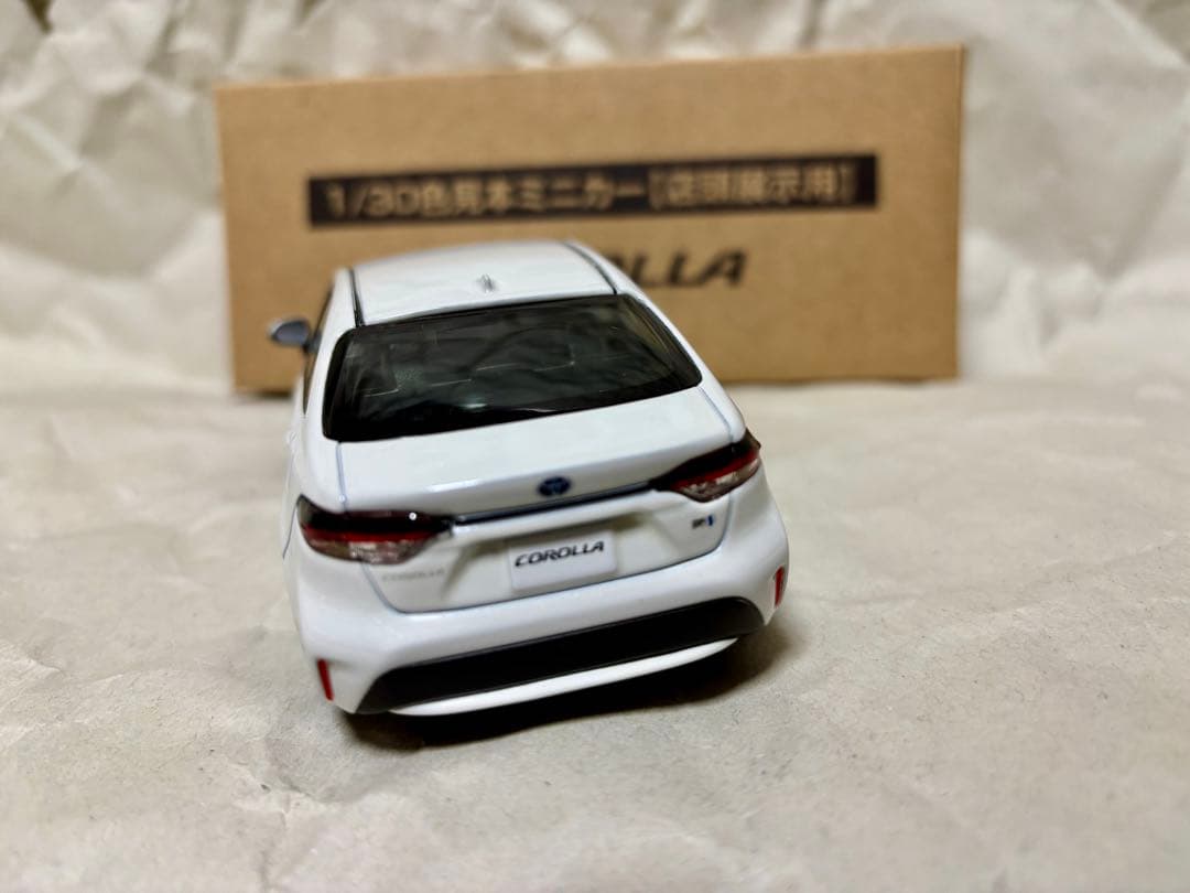 カローラ　カラーサンプル ミニカー　ホワイトパールクリスタルシャイン　専用箱付